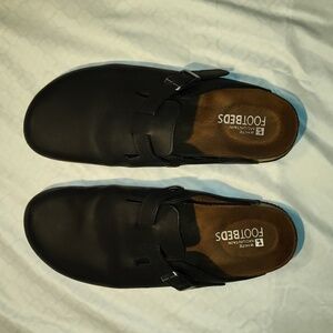 White Mountain black leather clogs with buckle